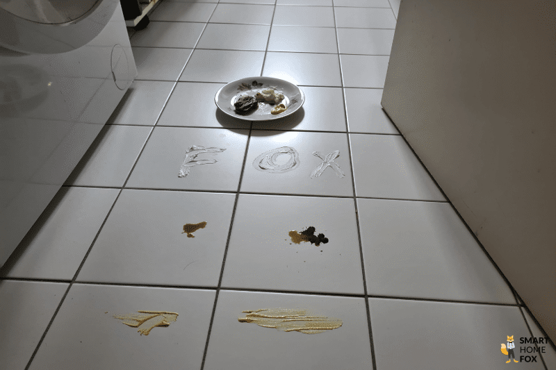 Für den Test der Wischfunktion des Roborock S7 Pro Ultra werden künstlich Flecken auf dem Boden erzeugt